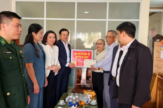 Trao hàng trăm suất quà Tết của Phó Chủ tịch Quốc hội Nguyễn Thị Thanh cho người dân xã Lao Bảo
