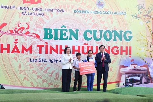 Đoàn ĐBQH tỉnh Quảng Trị trao quà Tết của Phó Chủ tịch Quốc hội Nguyễn Thị Thanh tại Lao Bảo