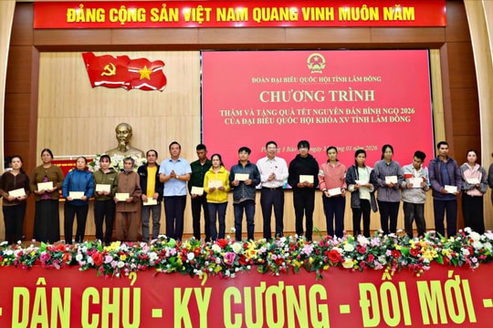 Đoàn ĐBQH Lâm Đồng tặng quà Tết gia đình chính sách, người có hoàn cảnh khó khăn tại Bảo Lộc