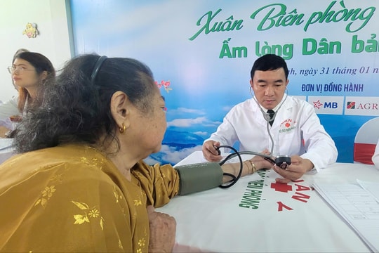 Chương trình Xuân Biên phòng ấm lòng dân bản: Khám bệnh, cấp thuốc miễn phí cho nhân dân biên giới