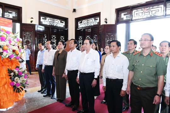 Chủ tịch Quốc hội Trần Thanh Mẫn dâng hương, tưởng nhớ cố Chủ tịch Hội đồng Bộ trưởng Phạm Hùng và cố Thủ tướng Chính phủ Võ Văn Kiệt