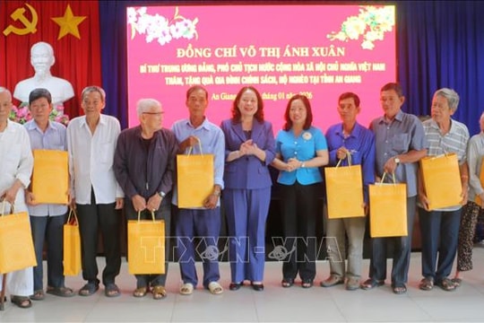 Phó Chủ tịch nước Võ Thị Ánh Xuân thăm, tặng quà gia đình chính sách, công nhân lao động và trẻ em khó khăn tại An Giang