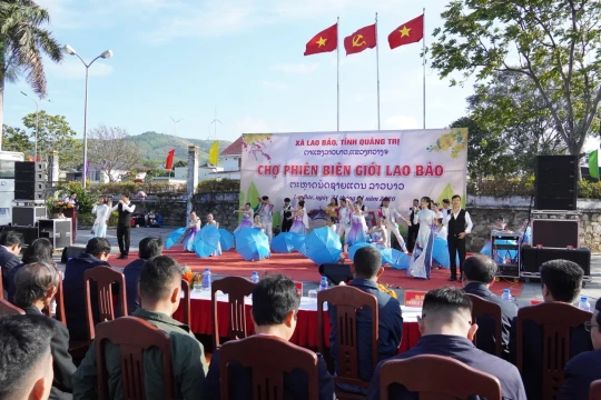 Thắm thiết nghĩa tình phiên chợ biên giới Việt - Lào những ngày giáp Tết
