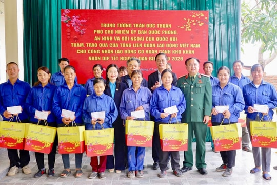 Phó Chủ nhiệm Ủy ban Quốc phòng, An ninh và Đối ngoại, Trung tướng Trần Đức Thuận thăm, trao quà Tết cho công nhân có hoàn cảnh khó khăn tại Nghệ An