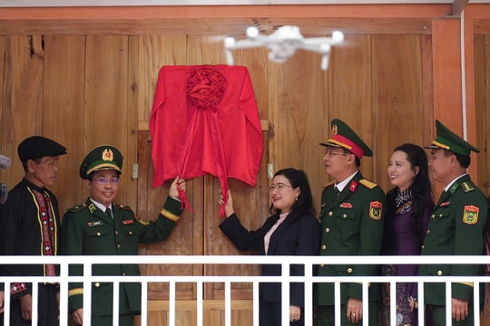 Trao nhà "Đại đoàn kết" cho bà con dân tộc Chứt tại xã biên giới Hương Xuân
