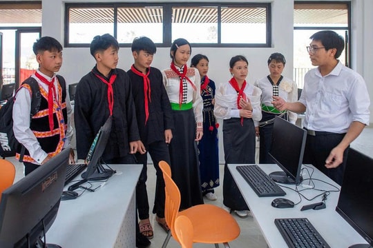 Tiếp thêm động lực cho học sinh nội trú vùng biên giới