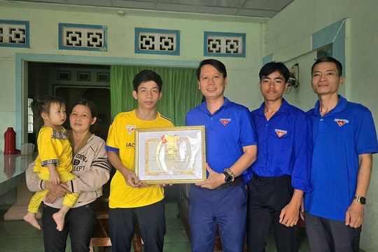 Tỉnh Đoàn Đắk Lắk tặng Bằng khen cho nam sinh dũng cảm cứu phi công trong vụ máy bay rơi