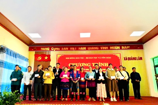 Chủ tịch Hội đồng Dân tộc Lâm Văn Mẫn thăm, chúc tết tại Điện Biên