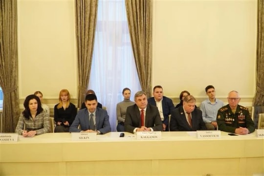 Round-table held in Saint Petersburg to discuss CPV's 14th National Congress outcomes