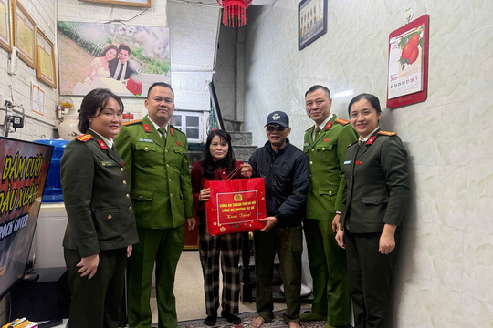 Công an phường Tây Hồ thăm hỏi, tặng quà thân nhân liệt sĩ và cán bộ chiến sĩ Công an nhân dịp Tết Nguyên đán Bính Ngọ 2026