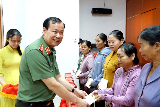 Chủ nhiệm Ủy ban Quốc phòng, An ninh và Đối ngoại Lê Tấn Tới thăm, trao 900 suất quà Tết tại vùng biên tỉnh Tây Ninh