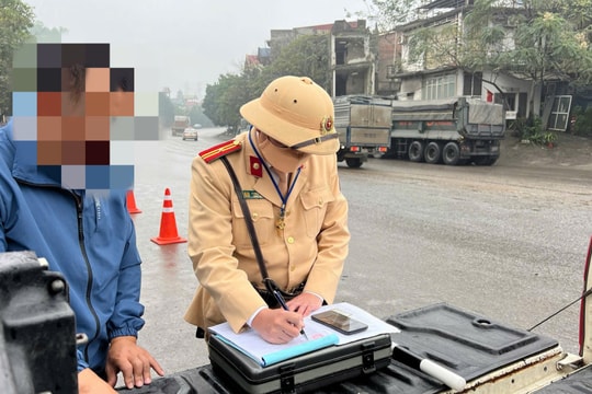CSGT Thái Nguyên tăng cường kiểm tra, xử lý xe chở vật liệu rơi vãi ảnh hưởng đến môi trường
