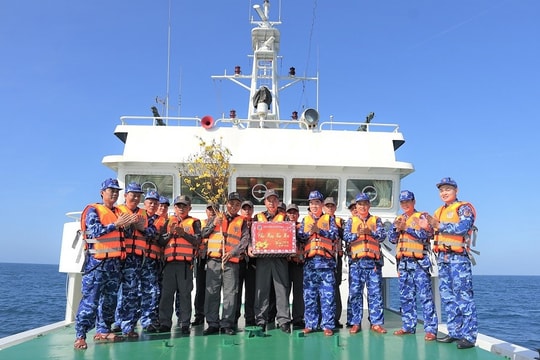 Chính ủy Cảnh sát biển Việt Nam động viên lực lượng chống IUU dịp Tết Bính Ngọ