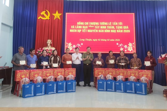 Chủ nhiệm Ủy ban Quốc phòng, An ninh và Đối ngoại Lê Tấn Tới thăm, trao 900 suất quà Tết tại vùng biên tỉnh Tây Ninh