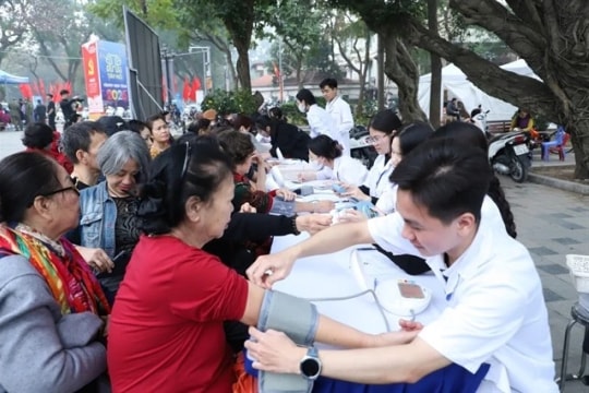 More than 1,000 elderly receive free health check-ups in Hanoi