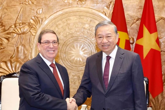Top leader receives special envoy of Cuban Party and State
