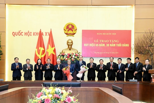 Chủ tịch Quốc hội Trần Thanh Mẫn chủ trì Lễ trao tặng Huy hiệu 45 năm, 30 năm tuổi Đảng