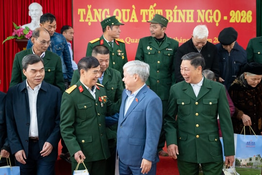 Phó Chủ tịch Thường trực Quốc hội Đỗ Văn Chiến thăm, tặng quà Tết gia đình chính sách, hộ nghèo xã Sơn Thủy, Tuyên Quang