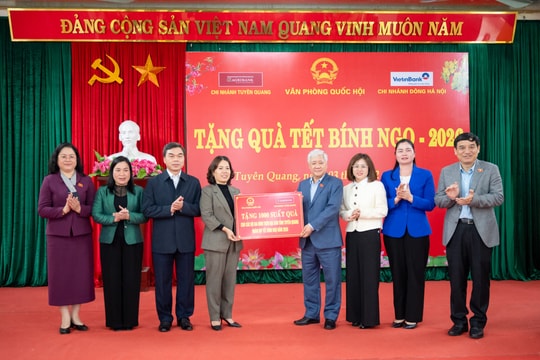 Phó Chủ tịch Thường trực Quốc hội Đỗ Văn Chiến thăm, tặng quà Tết tại Tuyên Quang