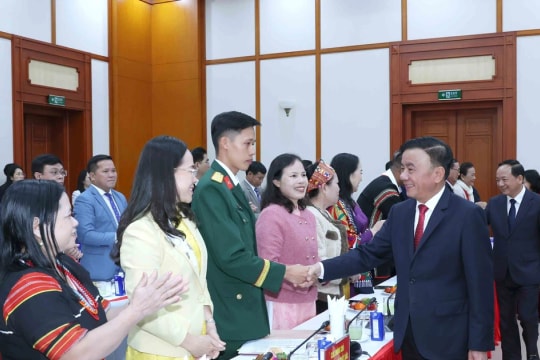 Permanent member of Secretariat meets outstanding secretaries of grassroots Party cells
