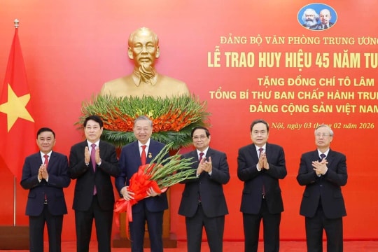 Party General Secretary awarded 45-year Party membership badge