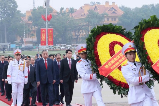 Party, State leaders pay tribute to President Ho Chi Minh on CPV founding anniversary