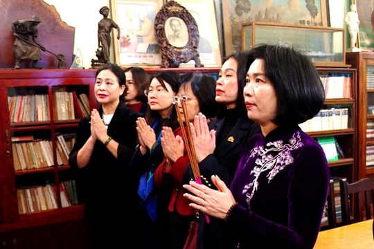 Chủ tịch HĐND thành phố Hà Nội Phùng Thị Hồng Hà thăm, chúc Tết gia đình cố Tổng Bí thư Lê Duẩn