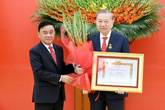 Lễ trao Huy hiệu 45 năm tuổi Đảng tặng Tổng Bí thư Tô Lâm