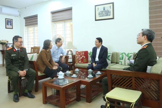 Bộ trưởng Lương Tam Quang chúc Tết, tri ân, thăm hỏi thân nhân gia đình các đồng chí cố lãnh đạo Bộ