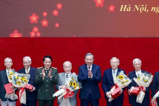 Party leader attends pre-Tet gathering with incumbent, former senior public security officers
