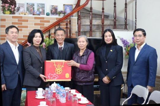 Chủ tịch HĐND TP. Hà Nội Phùng Thị Hồng Hà thăm, tặng quà gia đình chính sách tại Ứng Hòa