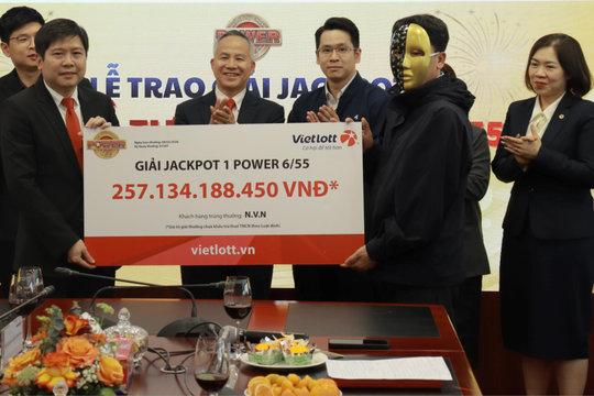 Doanh nhân TP. Hồ Chí Minh trúng Jackpot Power 6/55 hơn 257 tỷ đồng