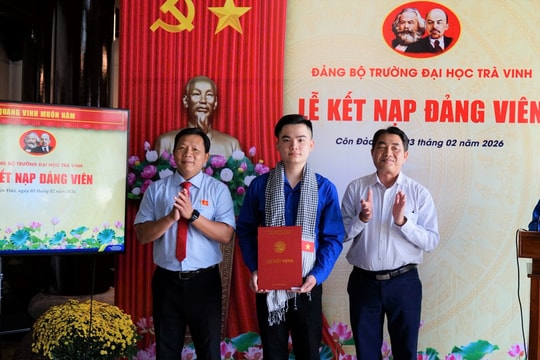 Sinh viên Đại học Trà Vinh vinh dự kết nạp Đảng tại Di tích lịch sử quốc gia đặc biệt Côn Đảo