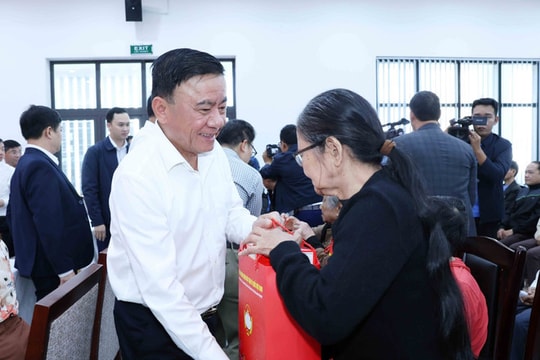 Thường trực Ban Bí thư Trần Cẩm Tú thăm, tặng quà Tết tại thành phố Đà Nẵng