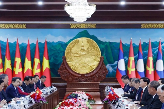 Top leaders of Vietnam and Laos hold talks in Vientiane