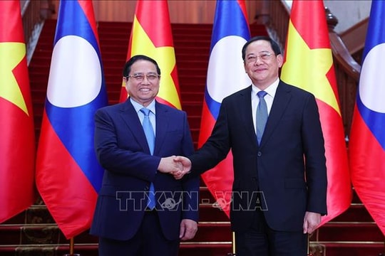 Thủ tướng Phạm Minh Chính gặp Thủ tướng Lào