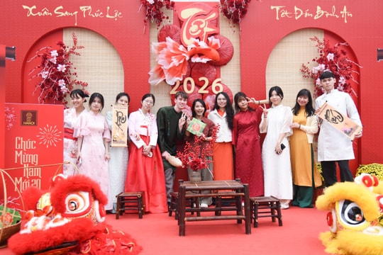Trường Đại học Hà Nội: Sinh viên quốc tế hào hứng trải nghiệm nét đẹp văn hóa Tết cổ truyền Việt Nam