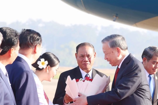 Vietnamese Party chief arrives in Vientiane, beginning state visit to Laos