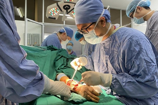Người bệnh đa chấn thương nặng tứ chi sau khi bị chó cắn