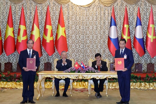 Party leaders of Vietnam, Laos witness exchange of bilateral cooperation agreements