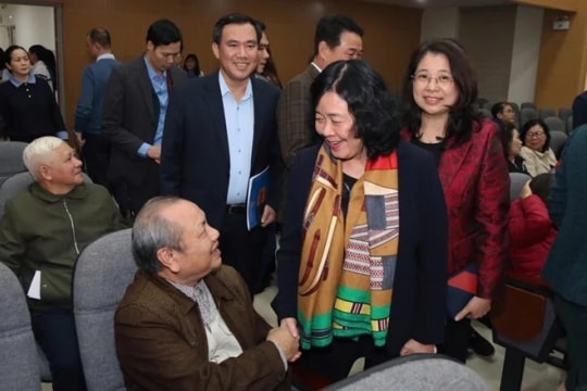 Front leader attends voter consultation conference at place of residence