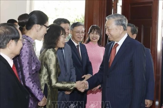 Party chief meets Vietnamese community members in Vientiane