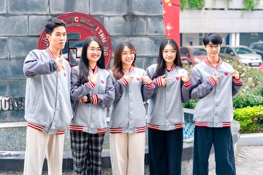 Trường Đại học Ngoại thương tặng áo khoác cho sinh viên làm “món quà giữ ấm”