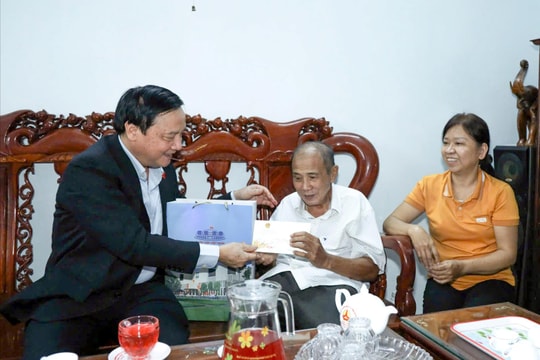 Phó Chủ tịch Quốc hội Nguyễn Khắc Định thăm, tặng quà Tết tại Khánh Hòa
