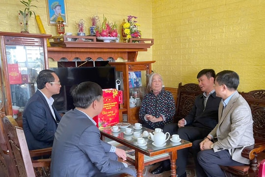 Chủ tịch UBND tỉnh Ninh Bình Trần Huy Tuấn thăm, chúc Tết gia đình người có công với cách mạng