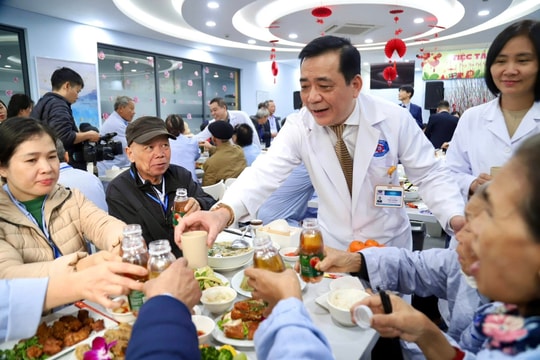 Bữa cơm tất niên – món quà nghĩa tình của bác sĩ dành cho người bệnh dịp cận Tết