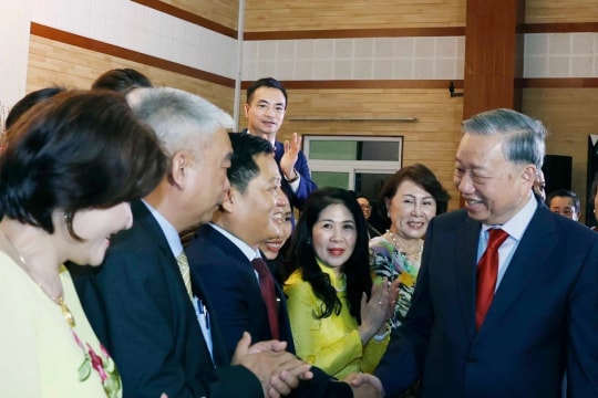 Party General Secretary meets with Vietnamese community in Cambodia