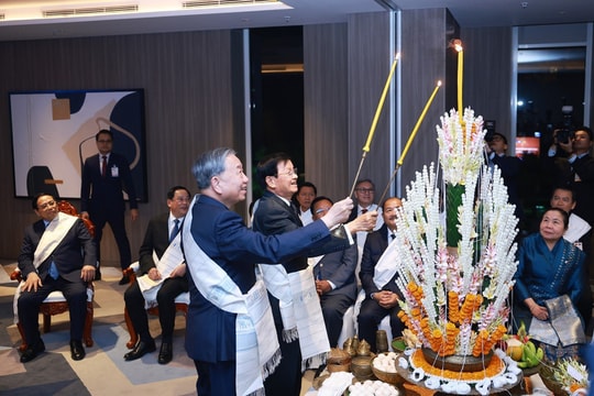 Top Lao leader hosts banquet for Vietnamese Party chief