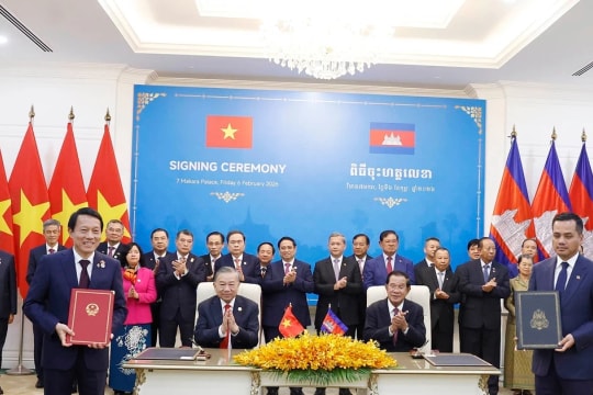 Vietnamese Party chief witnesses signing of cooperation documents in Cambodia
