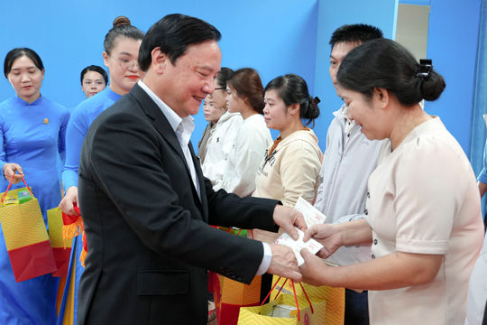Phó Chủ tịch Quốc hội Nguyễn Khắc Định thăm, chúc Tết công nhân, gia đình chính sách tại Khánh Hòa